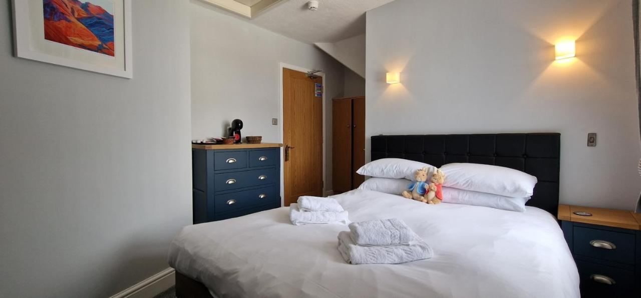 Double bedroom with blue-grey chest of drawers