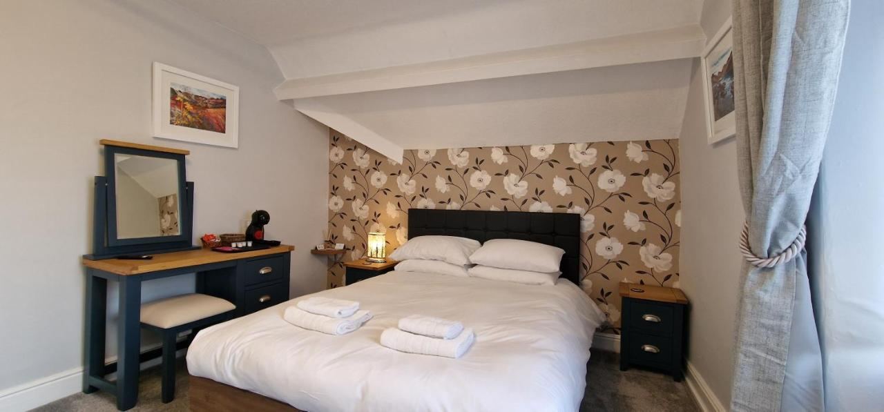 Double bedroom with floral feature wall