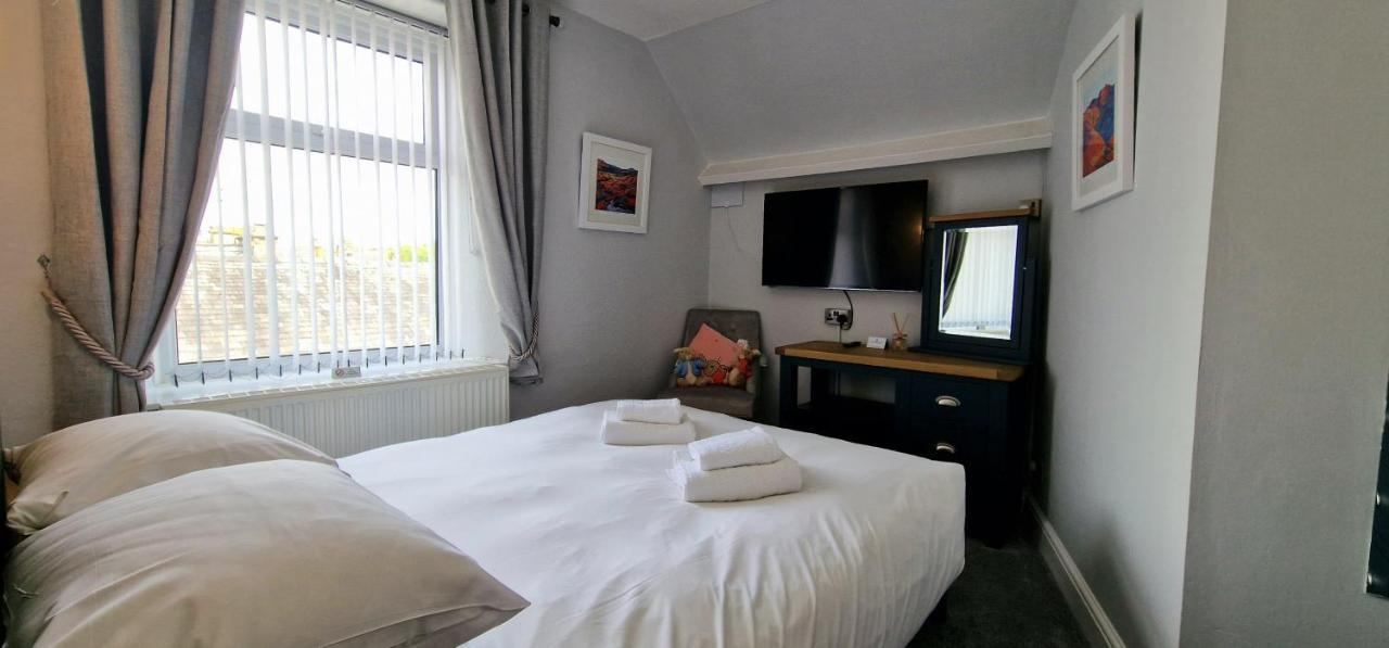 Double bedroom with bay window and TV